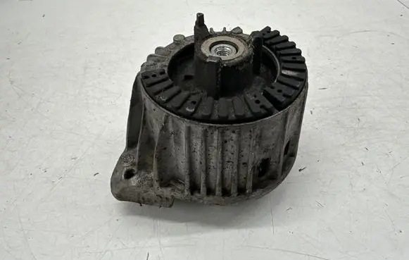 Engine mount bracket