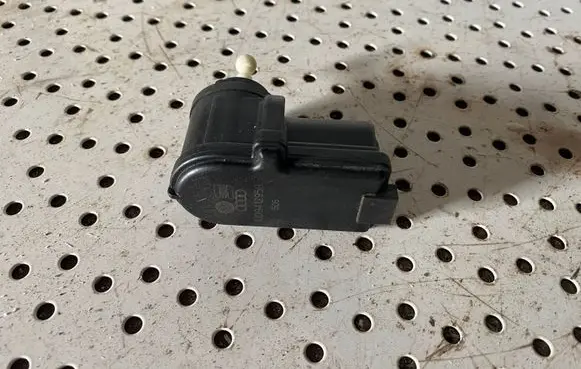 Headlight level adjustment motor