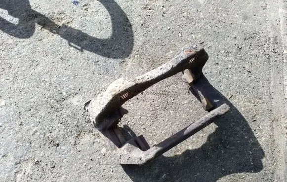 Nissan Almera Tino Front Brake Caliper Pad/Carrier 