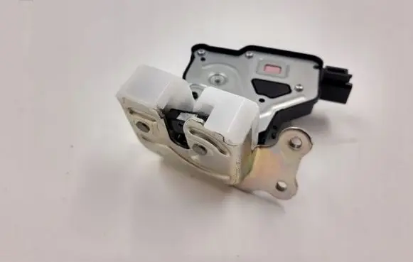 Suzuki Swift III Tailgate/trunk/boot lock/catch/latch