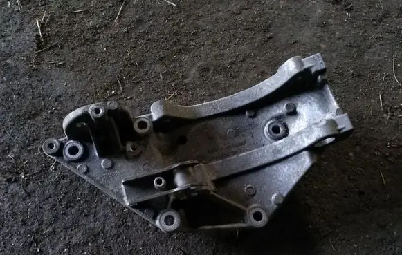 Peugeot 407 Generator/alternator bracket 9682367380