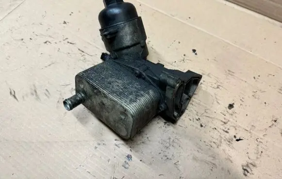 BMW 5 E39 Engine oil radiator 8792145 47006 2247204