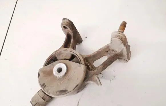 Toyota Avensis T270 Engine mount bracket