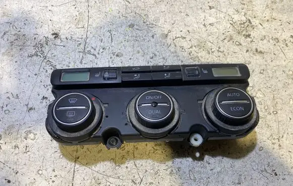 Volkswagen PASSAT B6 Climate control unit 74677532
