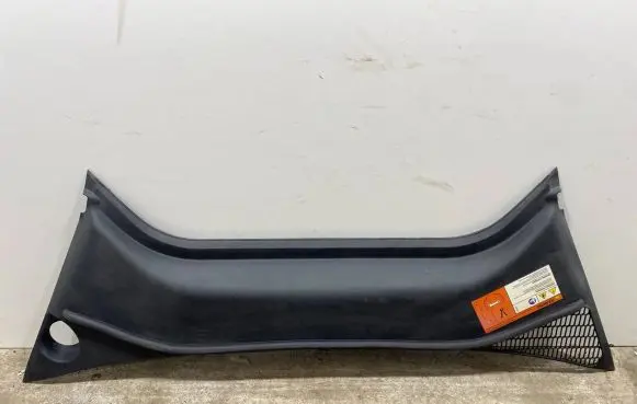 Tesla Model S Wiper trim 105048800B