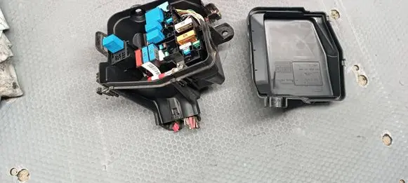 Dacia Sandero II Fuse box set 243825499R