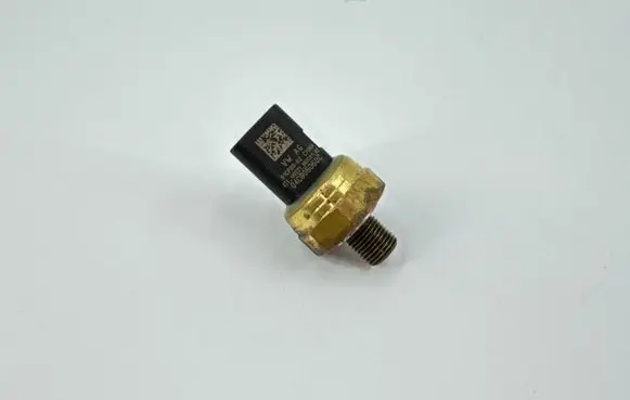 Volkswagen Golf VIII Oil pressure sensor 04C906060C
