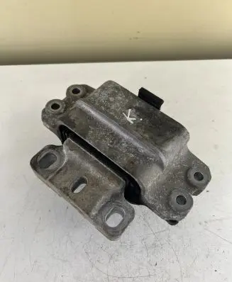 Seat Altea XL Engine mount bracket