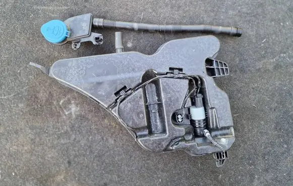 BMW 3 G20 G21 Windshield washer fluid reservoir/tank 7427885 7427883