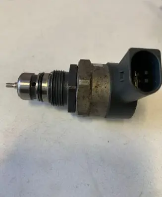 BMW 5 E60 E61 Fuel pressure sensor 0281002738 14689061