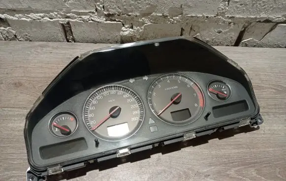 Volvo S60 Speedometer (instrument cluster) 1391400 8673802 30682272