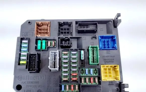 Citroen C4 II Picasso Fuse module 9806687980 980668798001