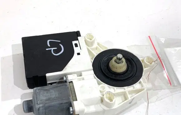 Volkswagen Jetta VI Front door window regulator motor 561959701A