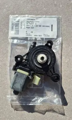 Volkswagen Tiguan Front door window regulator motor 5Q0959802A T252030 49943025