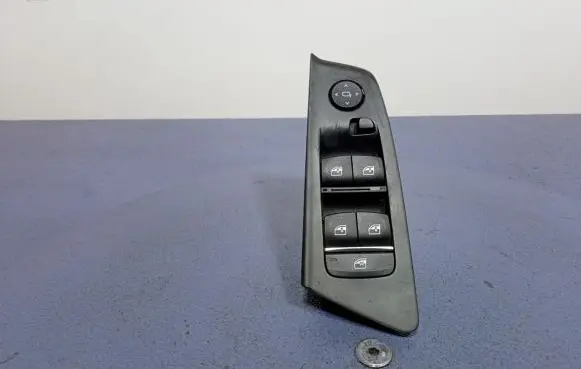 BMW 5 G30 G31 Electric window control switch 6832719
