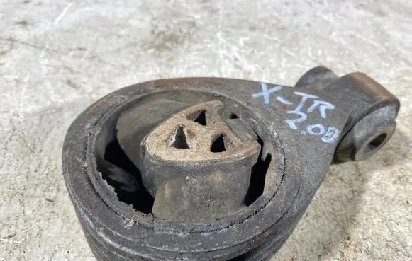 Nissan X-Trail T31 Engine mount bracket