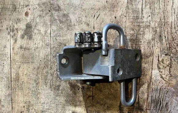 Volkswagen Touran I Front door lower hinge 1t0831412a