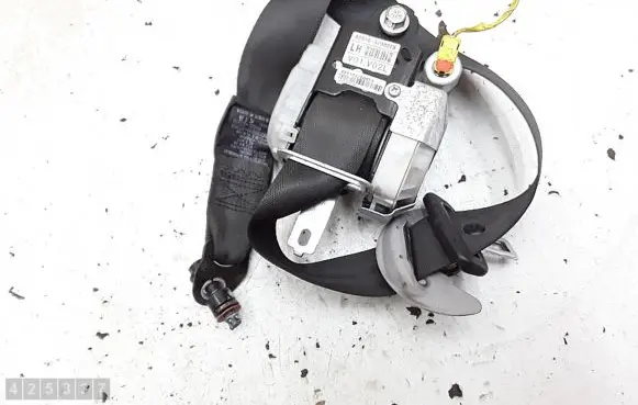 Hyundai i40 Front seatbelt 888103z000tx