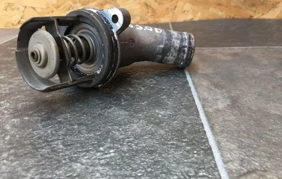 Thermostat/thermostat housing