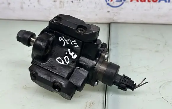 BMW 3 E46 Fuel injection high pressure pump 7787563 7787632 13517787632