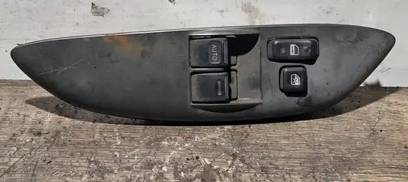 Toyota Yaris Electric window control switch 0113G0D