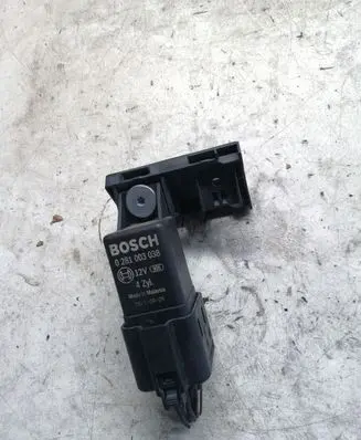 Volkswagen Golf VI Glow plug pre-heat relay 0281003038