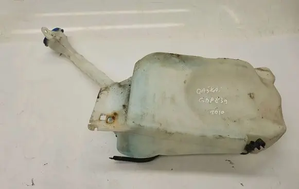 Nissan Qashqai Windshield washer fluid reservoir/tank 