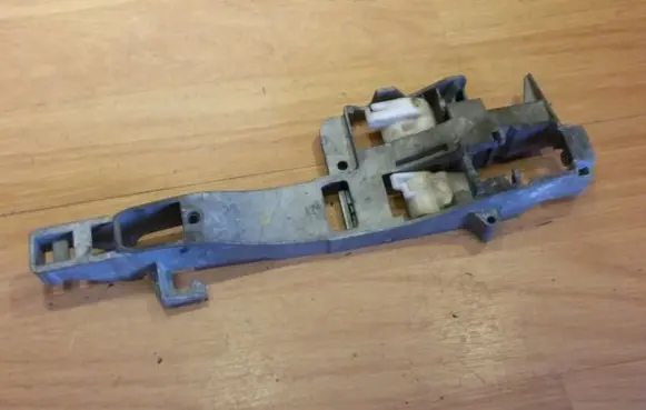 Rear door exterior handle/bracket