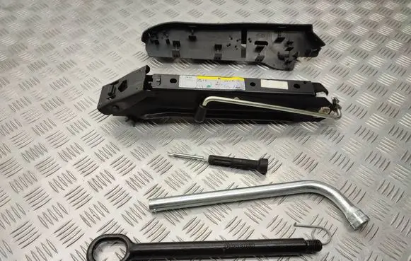 Volkswagen Transporter - Caravelle T6 Tool set 7E0012113E 7E0807401 7LA011031A