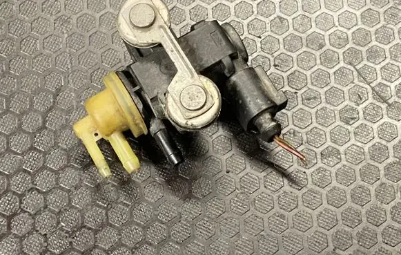 Volkswagen Golf VI Turbo solenoid valve 1k0906627
