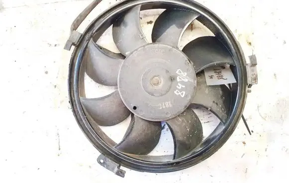 Radiator cooling fan shroud