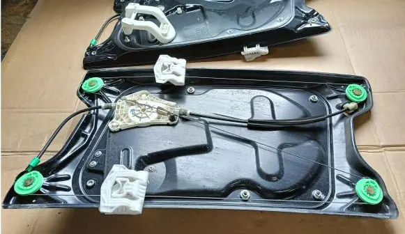 Land Rover Discovery 3 - LR3 Front door window regulator with motor