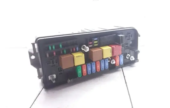 Opel Vectra C Fuse module 13187505