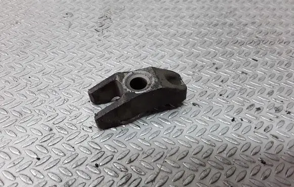 Audi A6 S6 C4 4A Fuel Injector clamp holder