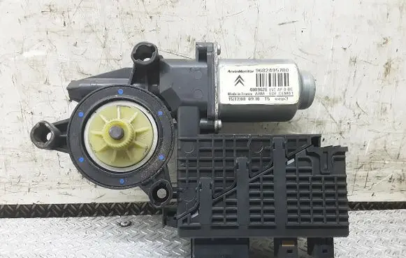 Citroen C4 I Picasso Front door window regulator motor 9682495780