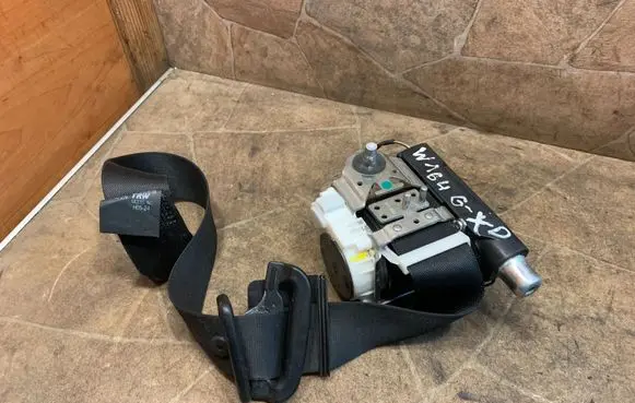 Mercedes-Benz ML W164 Rear seatbelt 33042561