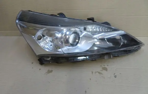 Toyota Corolla Verso E121 Headlight/headlamp 81110-0F161-00