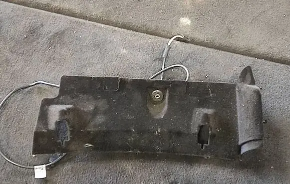Mercedes-Benz E W211 AUX in-socket connector A2116890108 T0021281