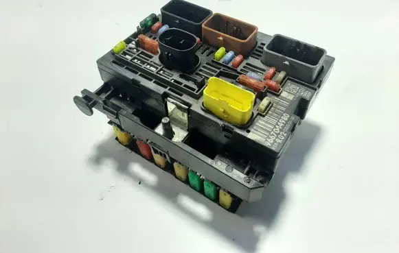 Peugeot 5008 Fuse module 9667044980 BSMR020020