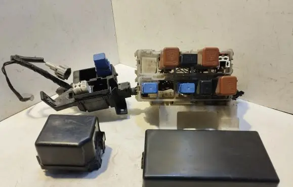 Nissan X-Trail T30 Relay mounting block 