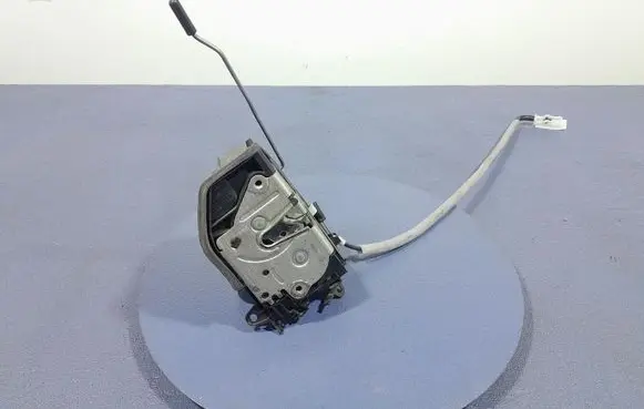 BMW 1 E82 E88 Front door lock 7202149