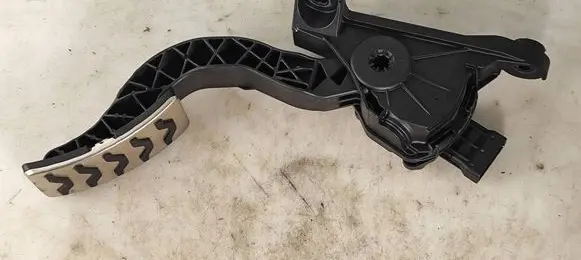 Accelerator throttle pedal