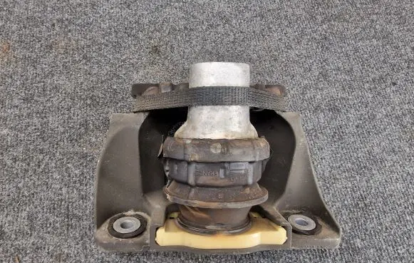 Volvo XC90 Engine mount bracket 31480353