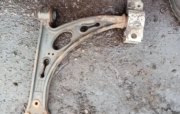 Volkswagen Golf V Front lower control arm/wishbone 1K0407153G