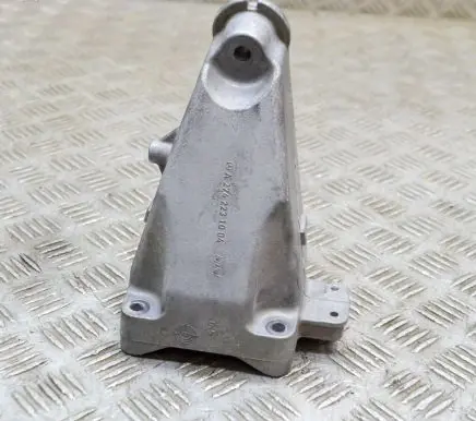 Mercedes-Benz C W205 Engine mounting bracket A2742231004