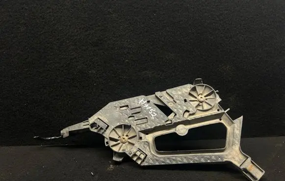 Headlight/headlamp mounting bracket