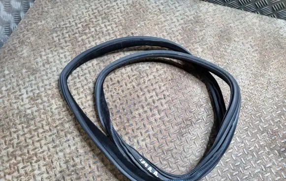 Rear door rubber seal (on body)