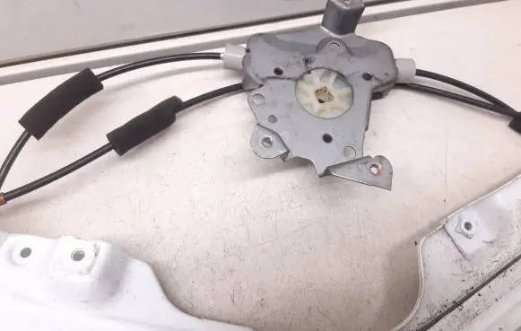Nissan Murano Z50 Front window lifting mechanism without motor