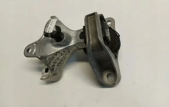 Engine mount vacuum valve