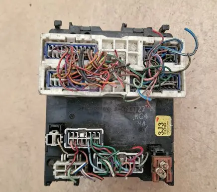 Nissan Primera Fuse box set 27ko4n4 1104982